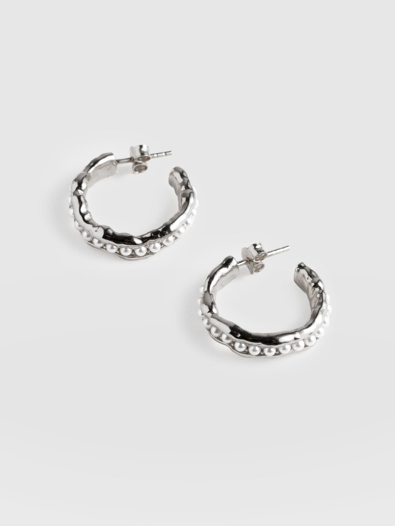 Jacqueline Molten Pearl Hoop Earrings Silver - Women's Jewellery | Saint + Sofia® USA